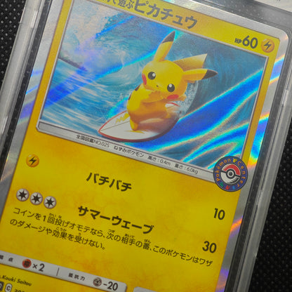 Carte gradée Pikachu Playing in the Sea Pikachu (SM-P 392) Stamp Pokémon Center